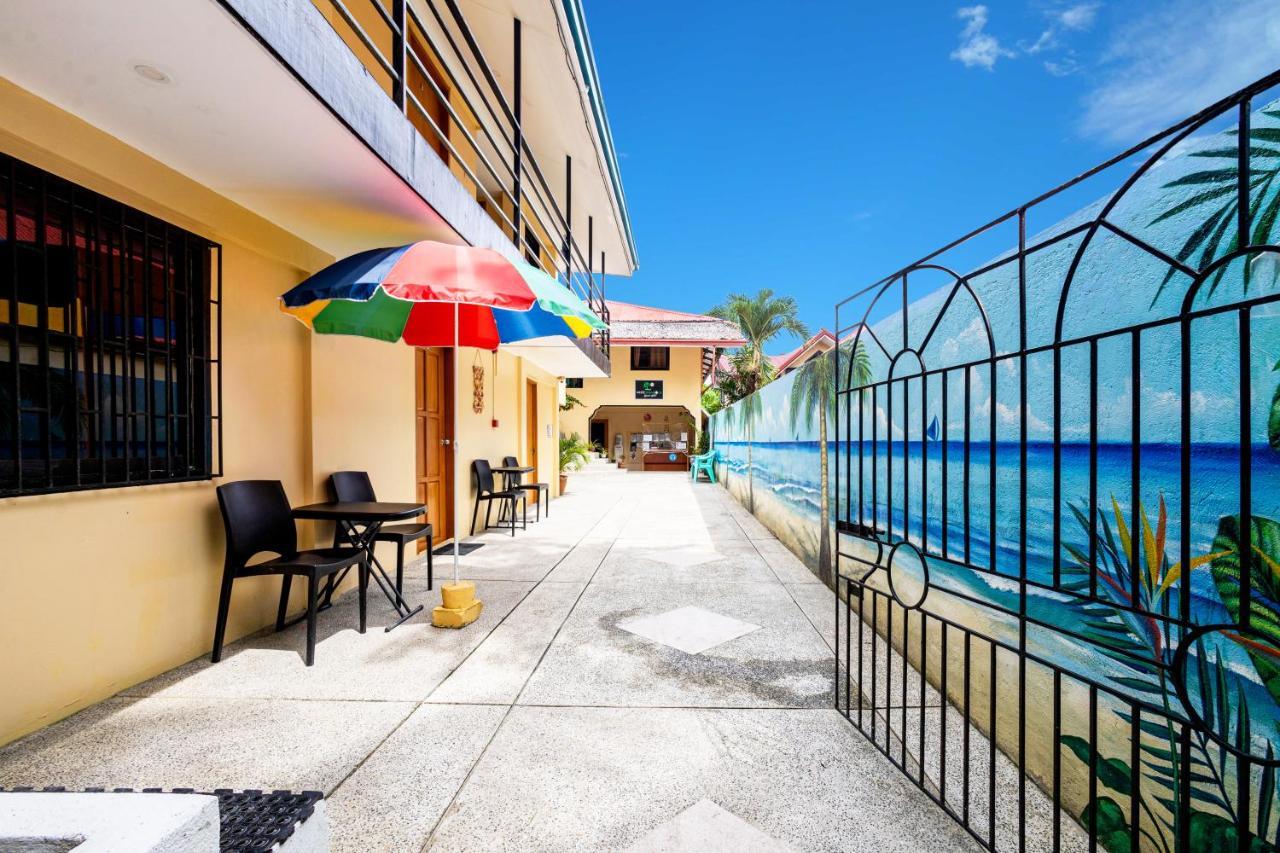 White Shamrock Beach Hotel Balabag  Экстерьер фото